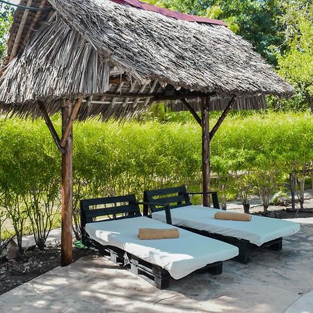 African Hut Tiny Cottage Diani Beach Bagian luar foto
