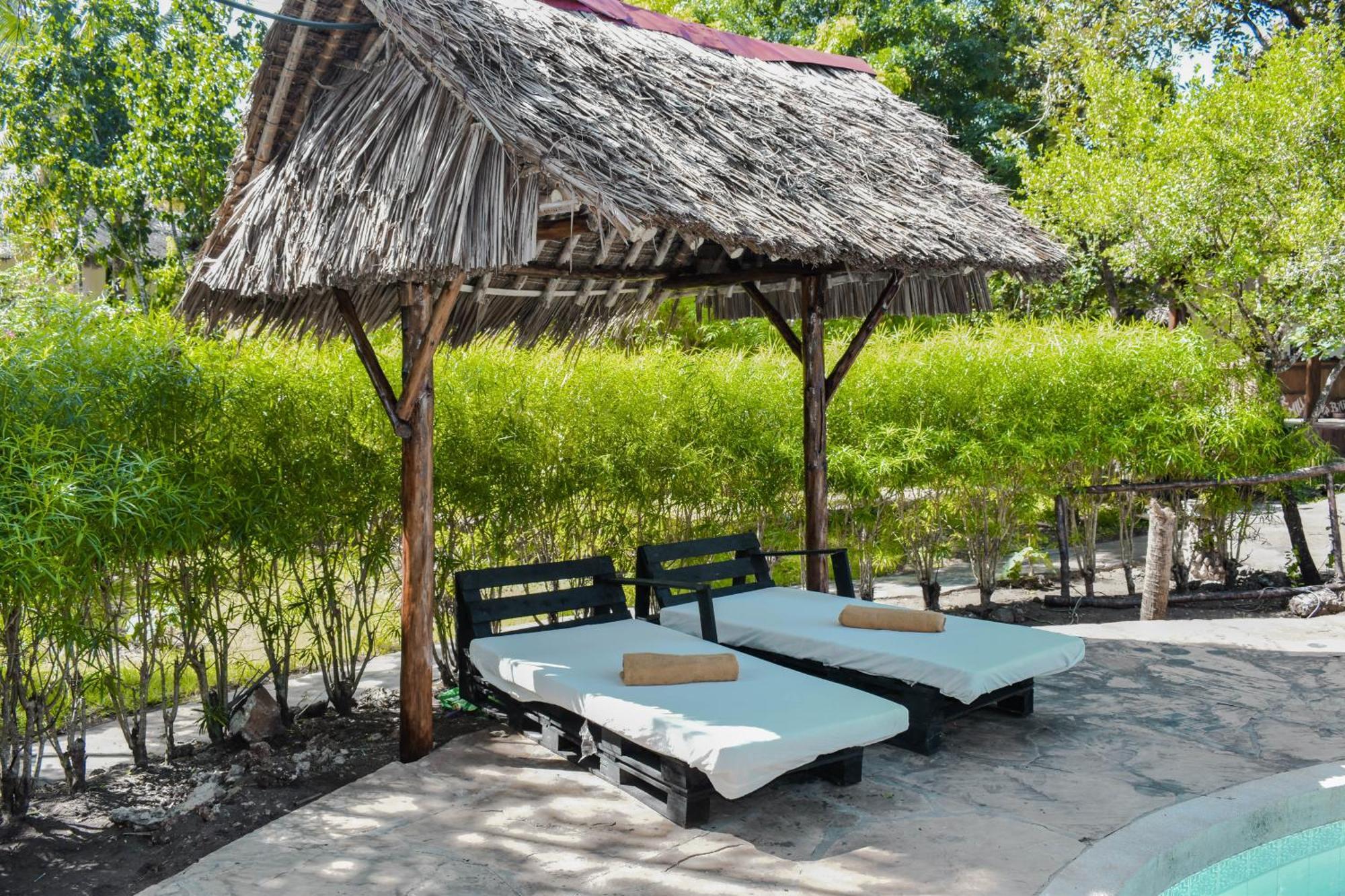 African Hut Tiny Cottage Diani Beach Bagian luar foto